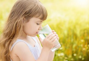 روزانه چند لیوان آب سالم برای بدن ضروری است ؟