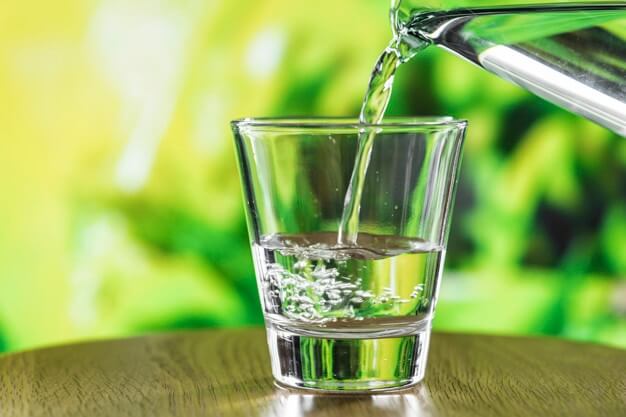روزانه چند لیوان آب سالم برای بدن ضروری است ؟